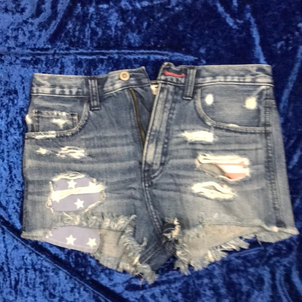 Hollister Destroyed High Waisted Jean Shorts Size 3/26” waist